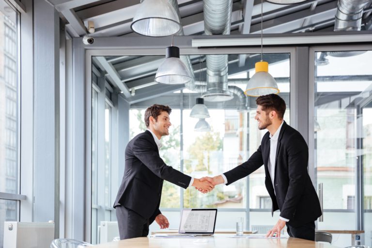 commercial et client se serrant la main