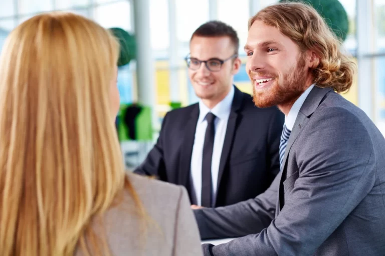 Employé présentant les avantages du sales automation