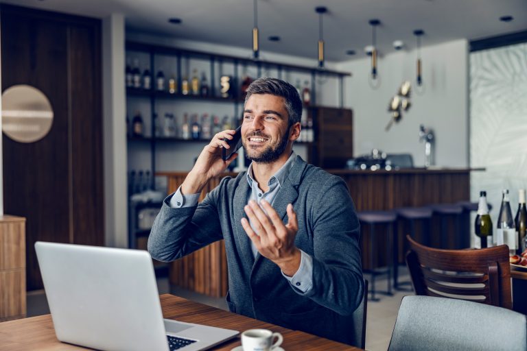 Homme qui fait de la prospection avec la technique du phoning