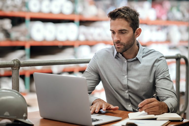 homme prospectant linkedin via un pc portable