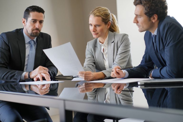Personne calculant le taux de transformation en prospection sur interet