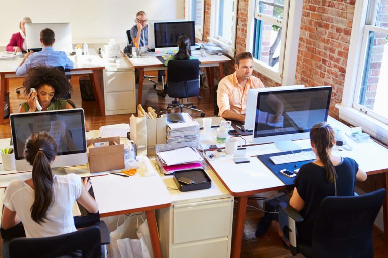 Equipe travaillant sur le digital marketing inbound et outbound