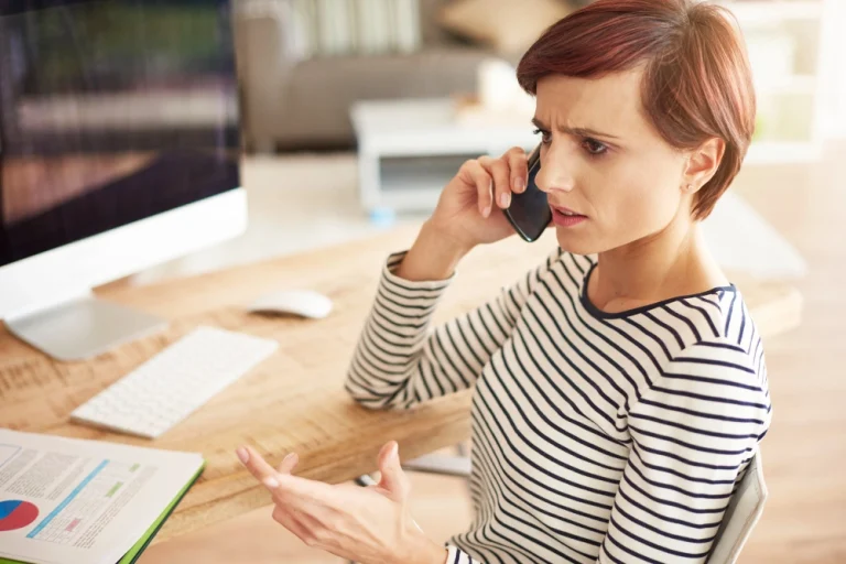 employée ayant des difficultés en prospection téléphonique