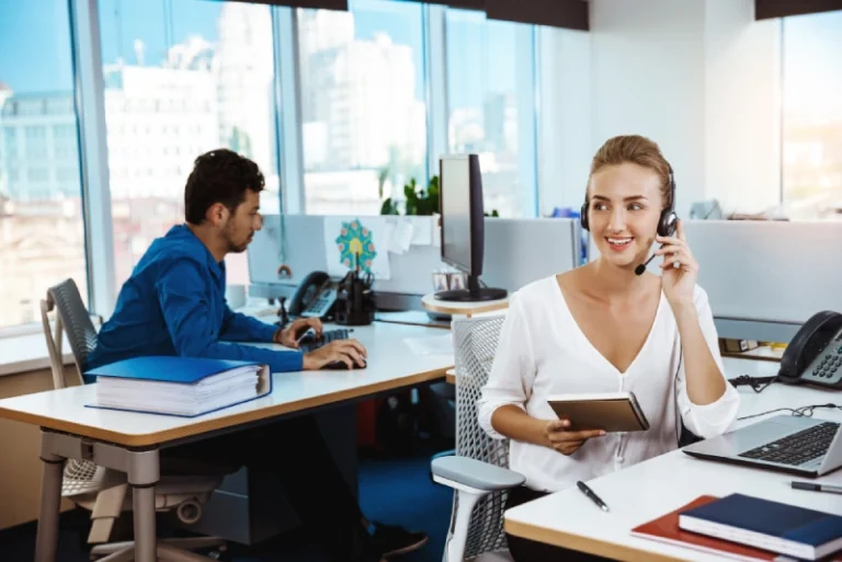employée en appel de prospection téléphonique