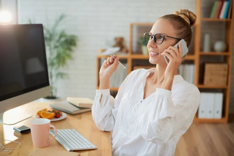 Femme téléprospectant des pme