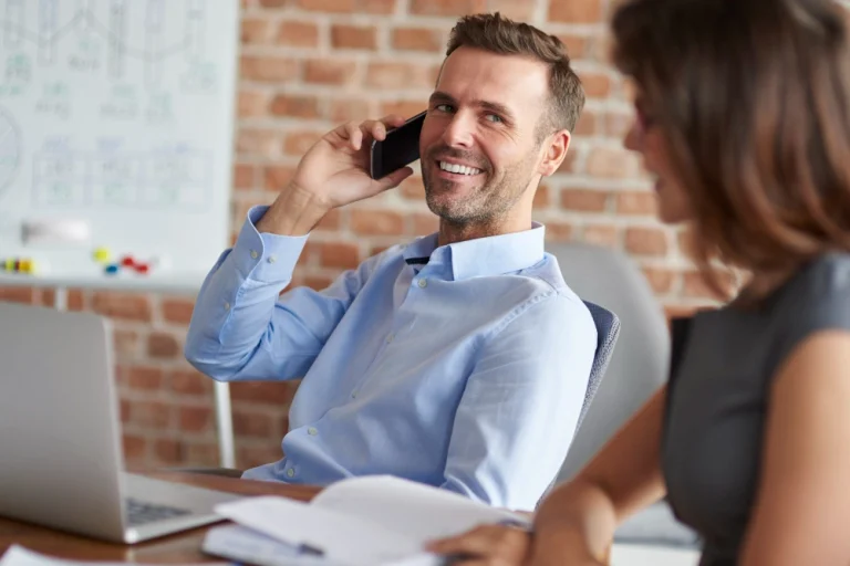 employé persuadant un prospect de valider un rdv