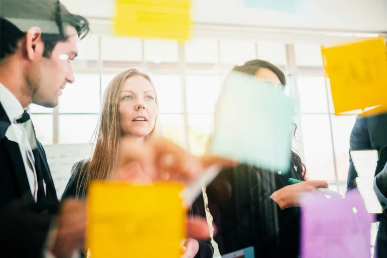 employés se donnant des conseils via des post it