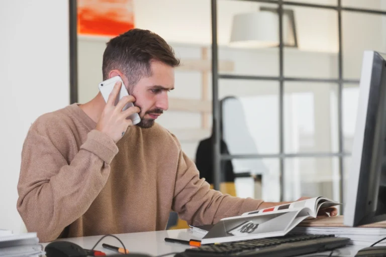 Employé ayant pris une objection d'un client