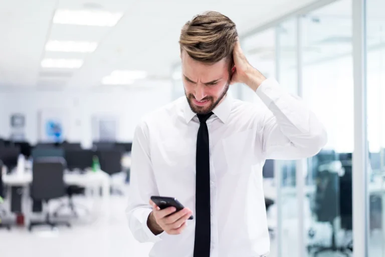 Consultant en costume criant dans son téléphone, manifestant sa colère