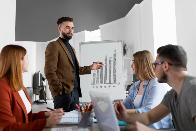 Équipe de commerciaux analysant un graphique de croissance lors d’une réunion de prospection.