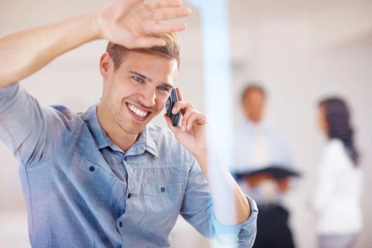 employé au téléphone avec un client