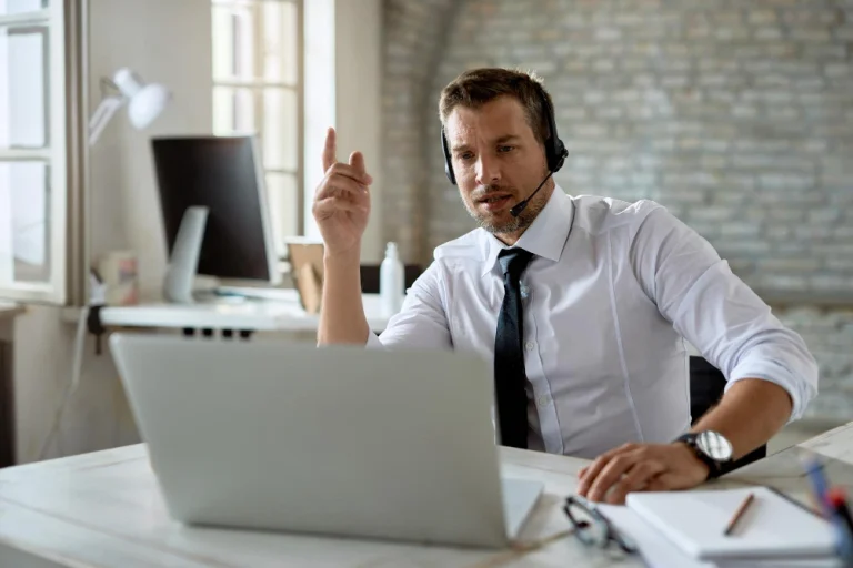 Support commercial en pleine conversation avec un prospect