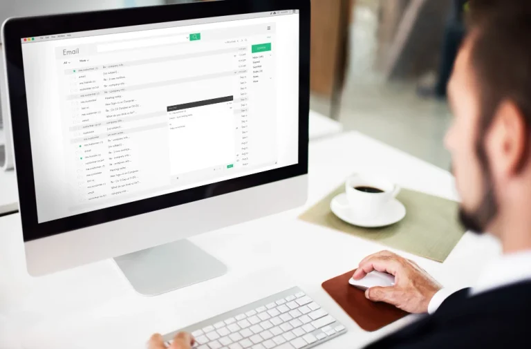 employé regardant ses emails