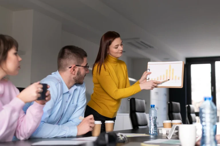 employés regardant leurs données de leads qualifiés