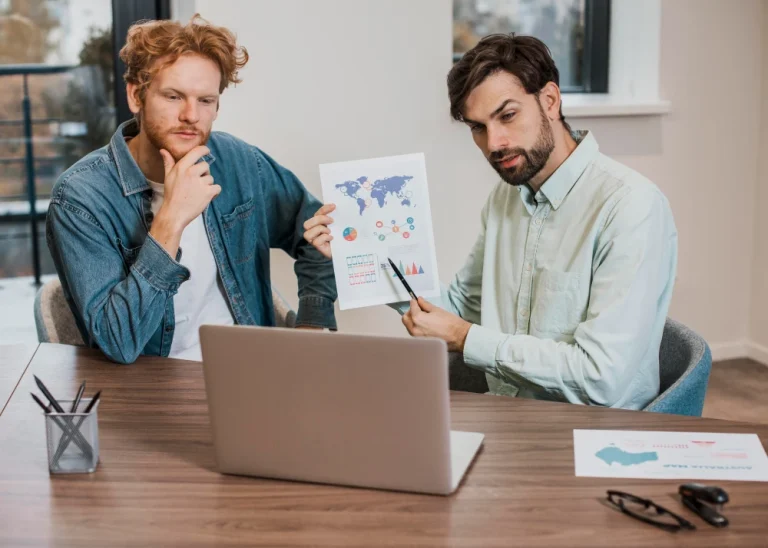 employés réfléchissant à leur stratégie marketing