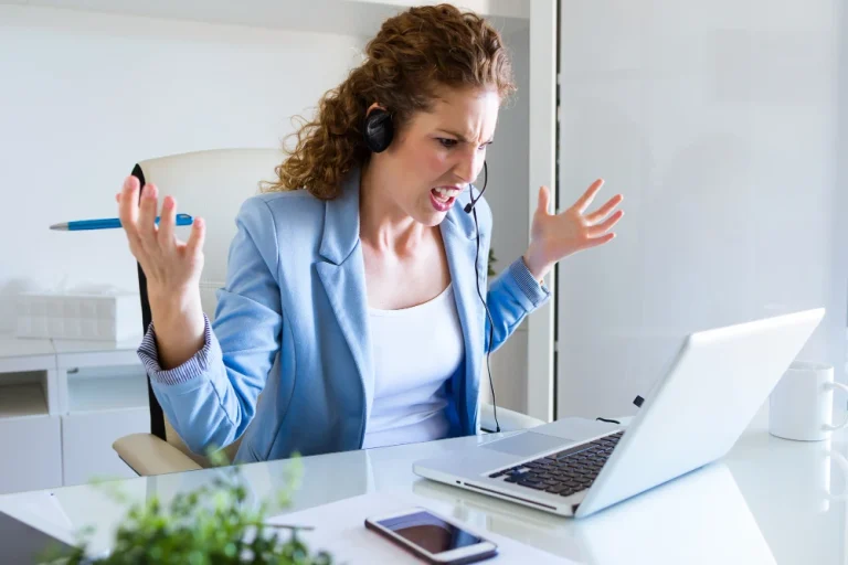 femme s'énervant au téléphone durant une relance téléphonique