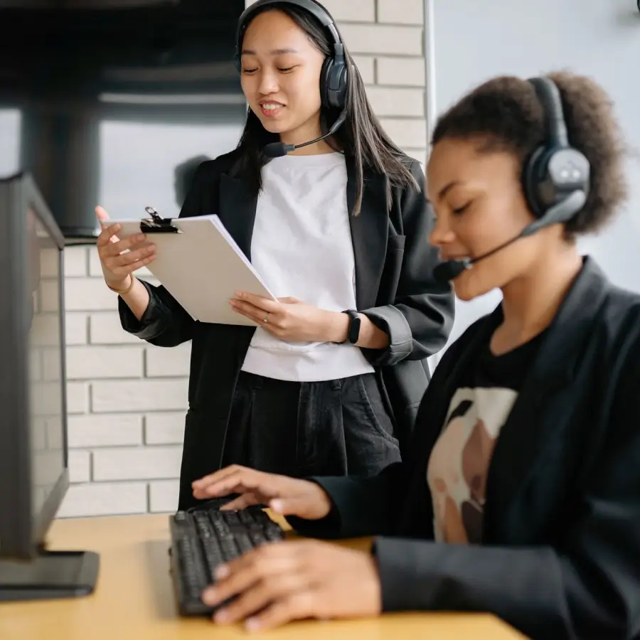 Deux Business Developers au téléphone avec casque, en session d'appels